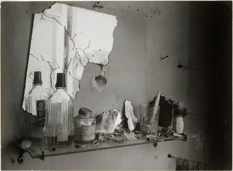 brassai-le-miroir-de-la-salle-de-bains-25-aout-1944