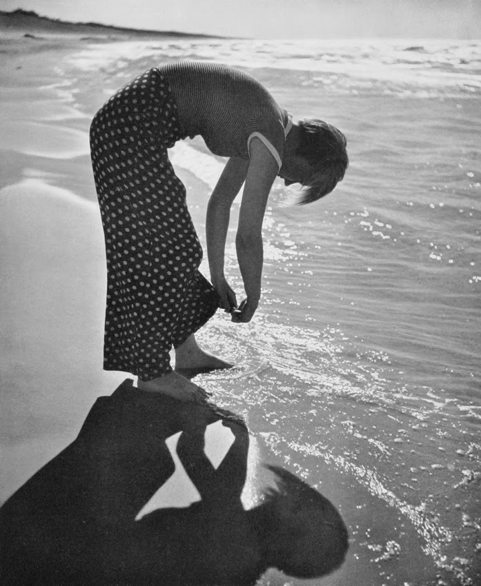 Andreas Feininger - Girl on the beach